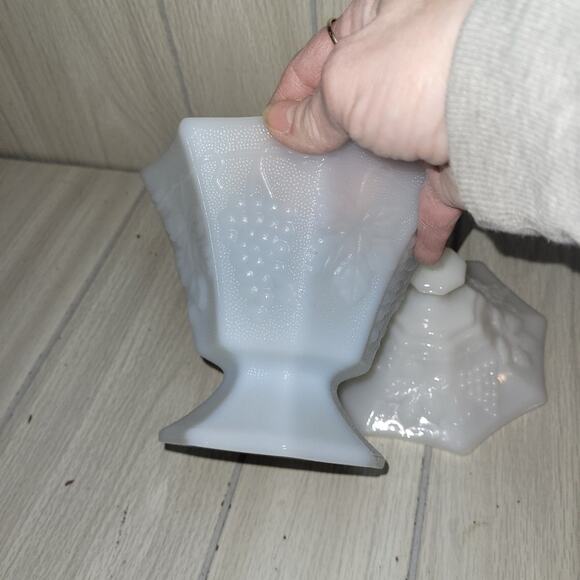 Vtg 40s White Milk Glass Footed Candy Dish W/Lid Grape Desighn Cottagecore - Picture 4 of 7